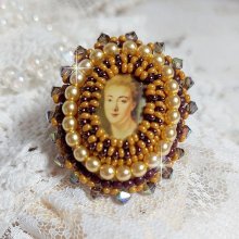 Anello Mme de Pompadour ricamato con perle perlate, cristallo Swarovski, una seduzione molto bella